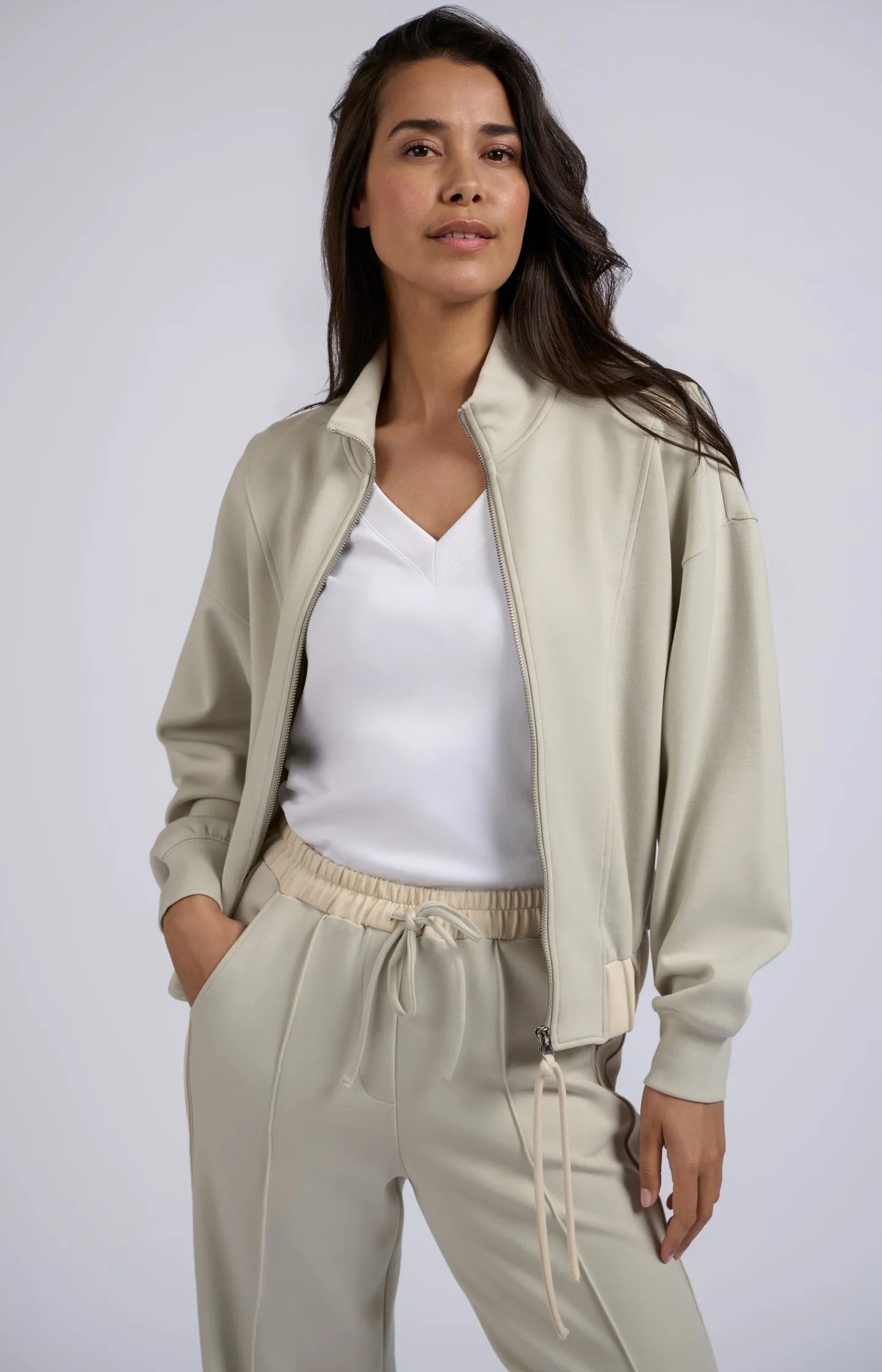 Beige cardigan with long sleeves, zipper and string collar