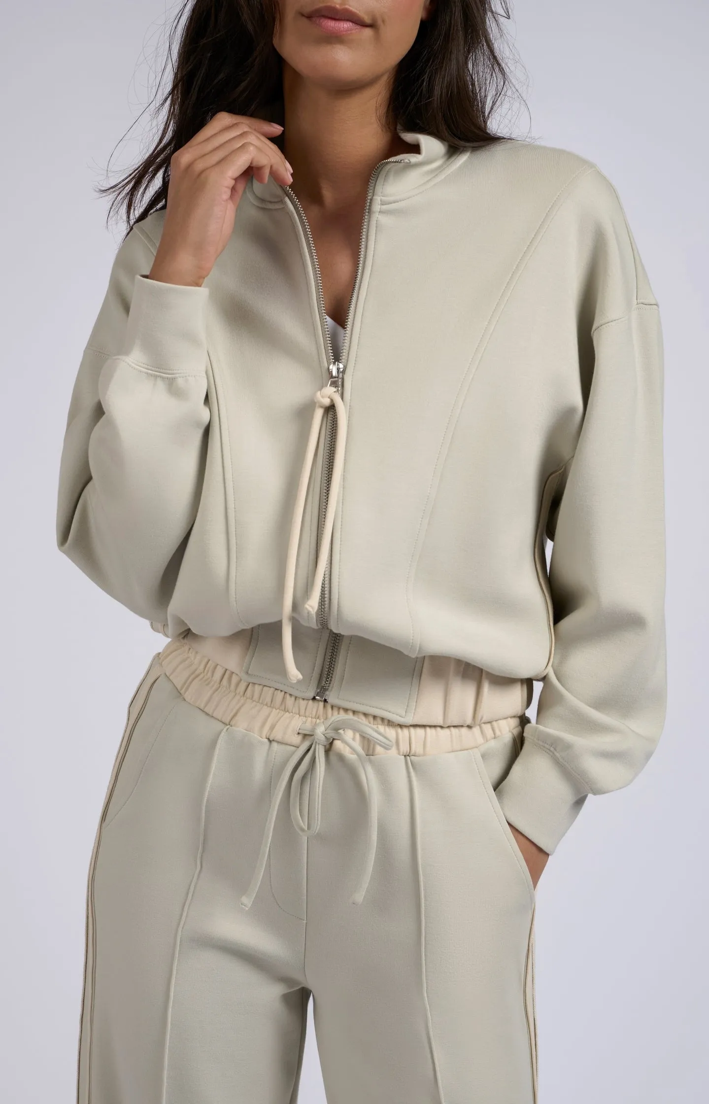 Beige cardigan with long sleeves, zipper and string collar